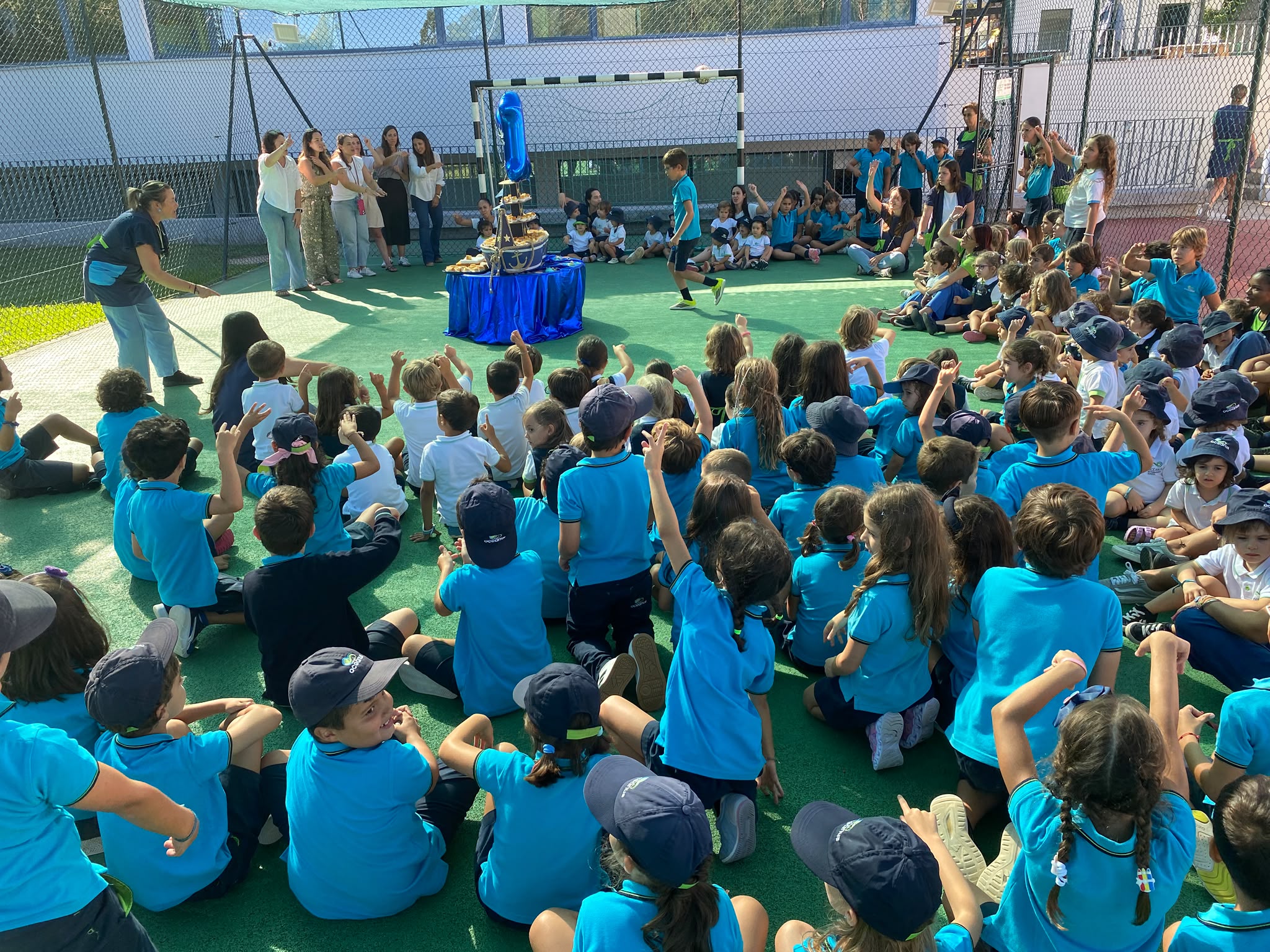 Alunos da Oceanus na celebração do 16.º aniversário