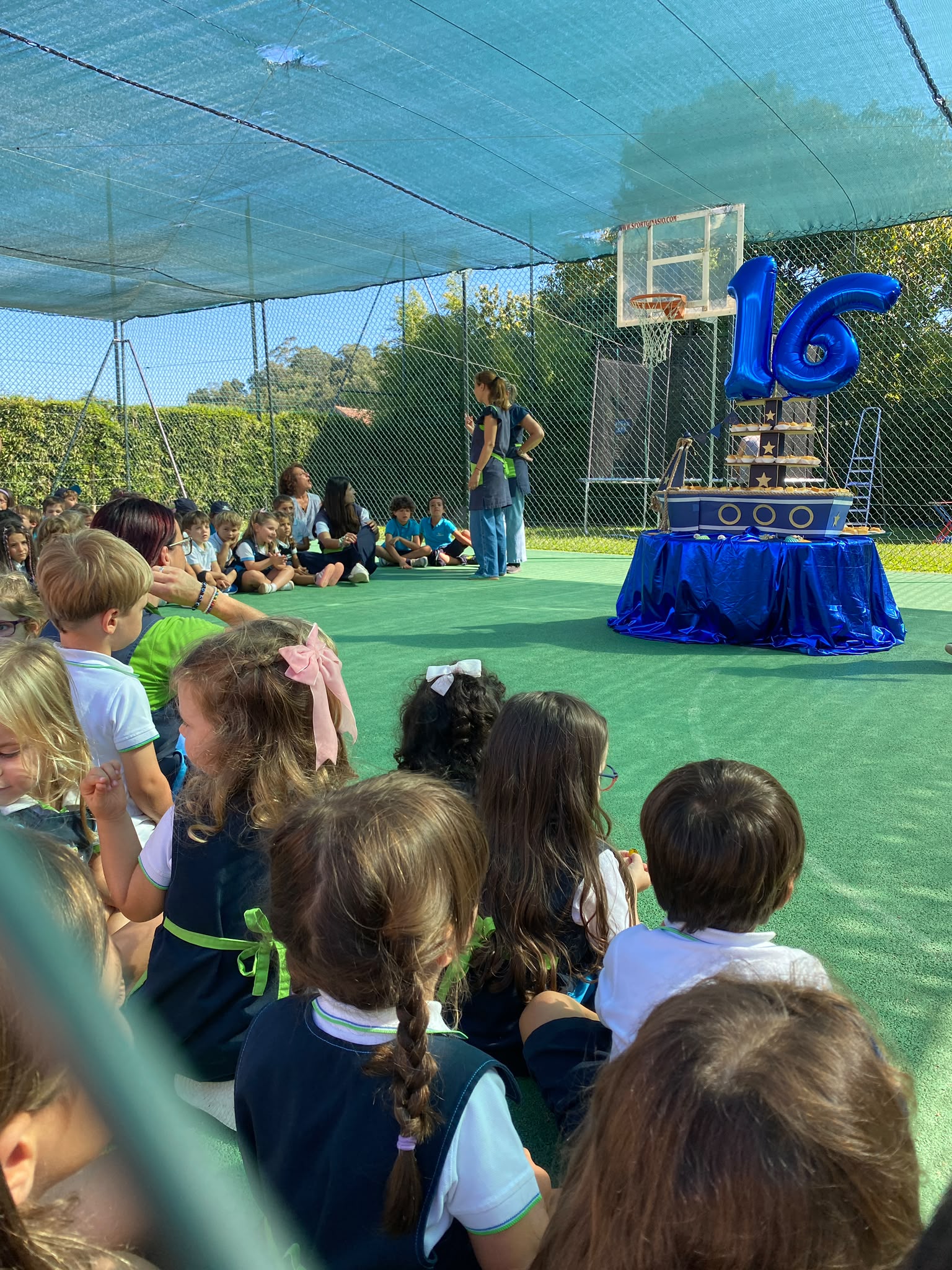 Comunidade escolar reunida na celebração
