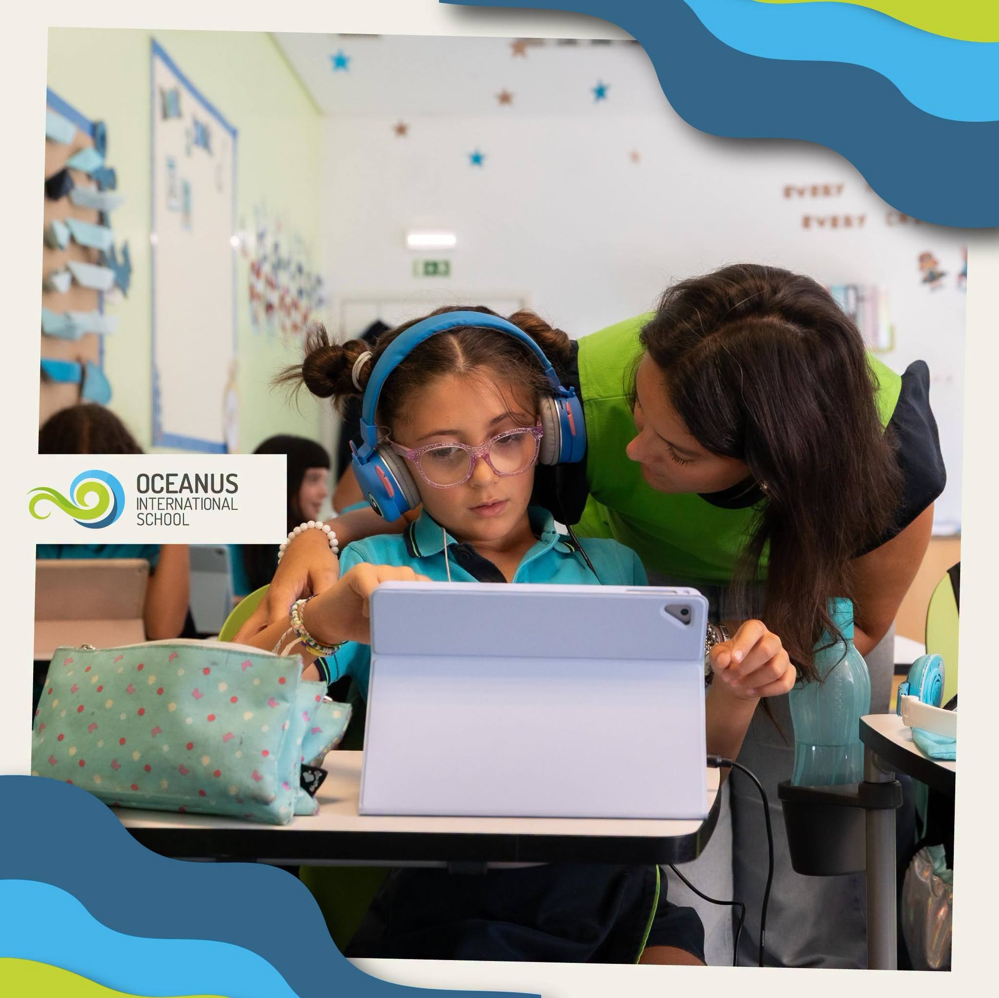 Professora a apoiar aluna no uso do iPad